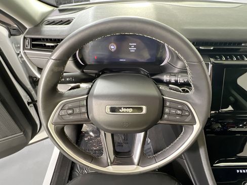 Used 2023 Jeep Grand Cherokee Laredo w/ Luxury Tech Group I AWD/4WD image 11