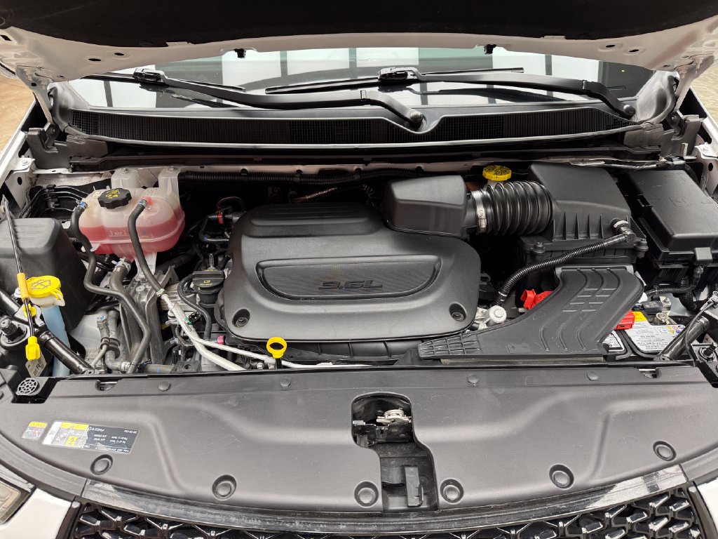 Used 2025 Chrysler Pacifica Limited FWD image 33