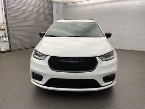 New 2026 Chrysler Pacifica Limited w/ S Appearance Package FWD image 9