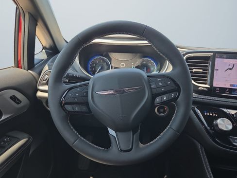 Used 2025 Chrysler Pacifica Limited FWD image 14