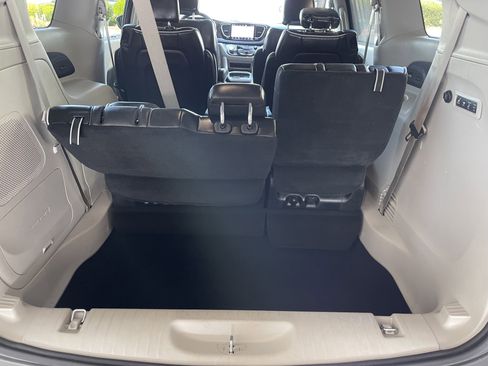 Used 2022 Chrysler Pacifica Limited FWD image 23