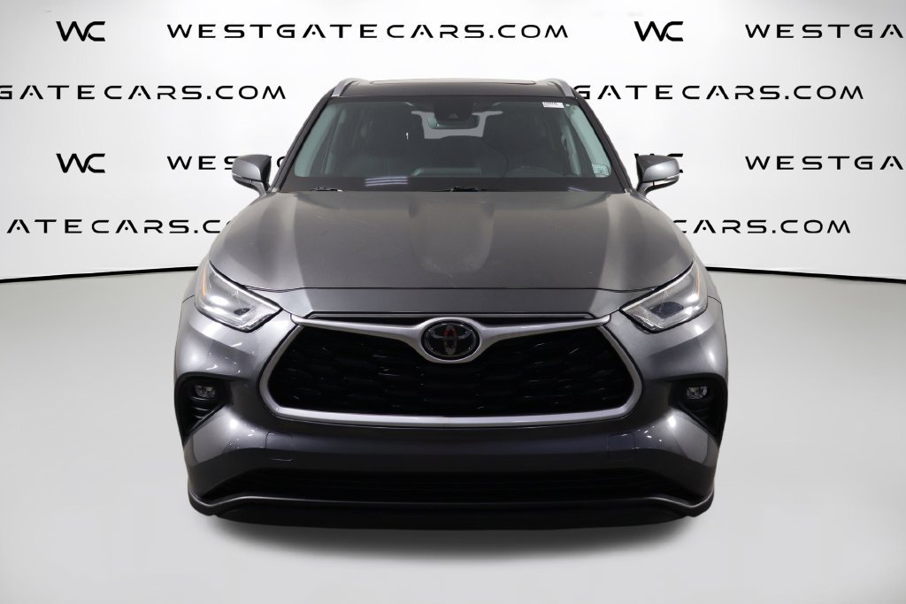 Used 2021 Toyota Highlander XLE FWD image 2