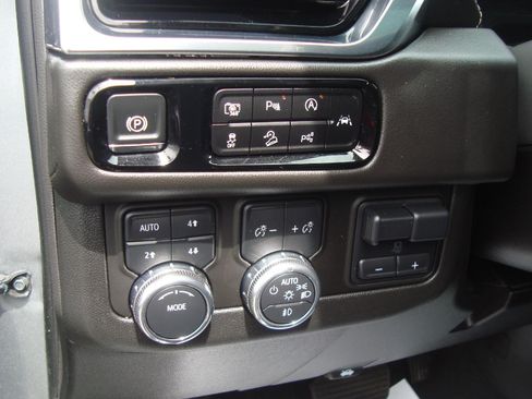 Certified 2025 GMC Yukon XL Elevation w/ Elevation Premium Package AWD/4WD image 11