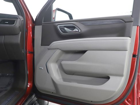 Used 2023 GMC Yukon SLT w/ SLT Premium Package image 9