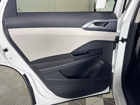 New 2025 Volkswagen Taos SE image 19