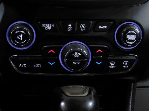 Used 2017 Jeep Cherokee Latitude w/ Comfort & Convenience Group image 46