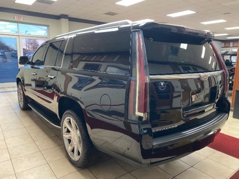 Used 2018 Cadillac Escalade ESV Luxury image 3