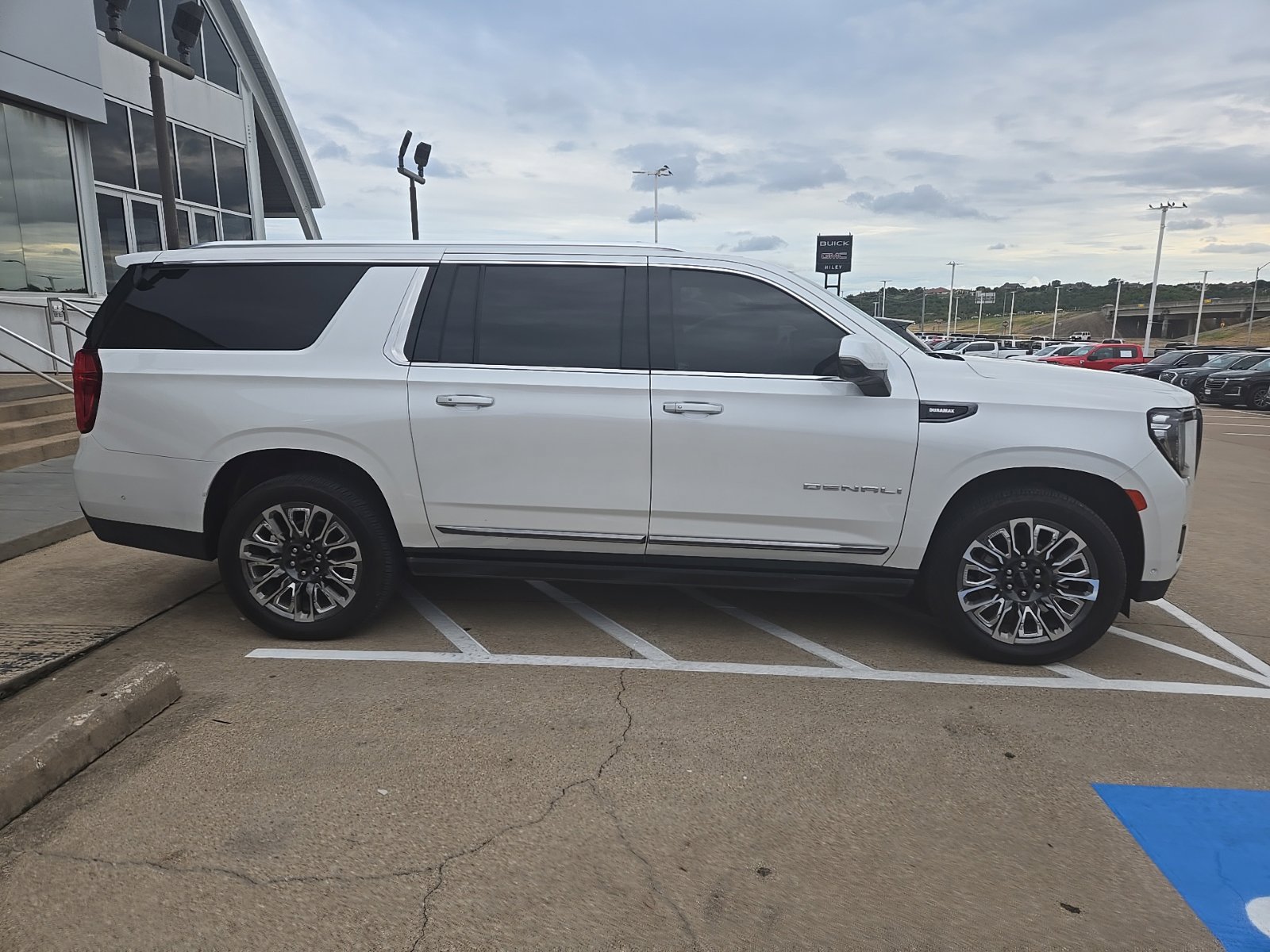 Used 2023 GMC Yukon XL Denali Ultimate w/ LPO, Floor Liner Package AWD/4WD image 4