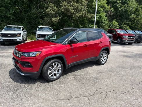 Used 2025 Jeep Compass Limited AWD/4WD image 7