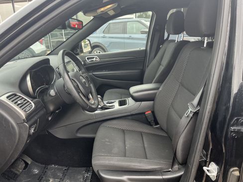 Used 2019 Jeep Grand Cherokee Laredo w/ 18" Wheel & 8.4" Radio Group AWD/4WD image 15