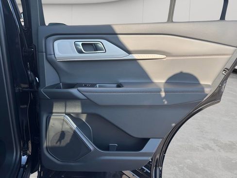 Used 2025 Ford Explorer Active w/ Active Comfort Package image 12