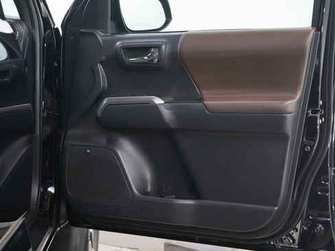 Used 2022 Toyota Tacoma Limited AWD/4WD image 9