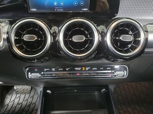 Used 2021 Mercedes-Benz GLB 250 4MATIC image 23