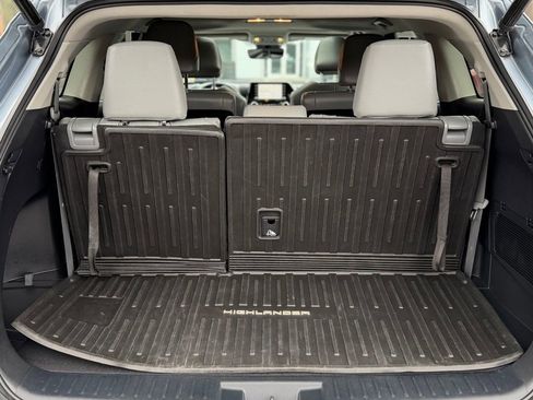 Used 2022 Toyota Highlander XLE AWD/4WD image 5