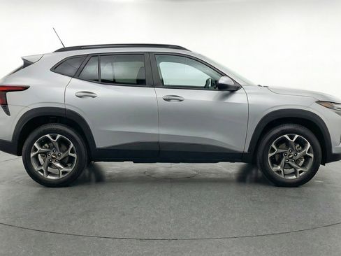Used 2025 Chevrolet Trax LT FWD image 8
