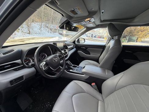 Used 2022 Toyota Highlander XLE image 6