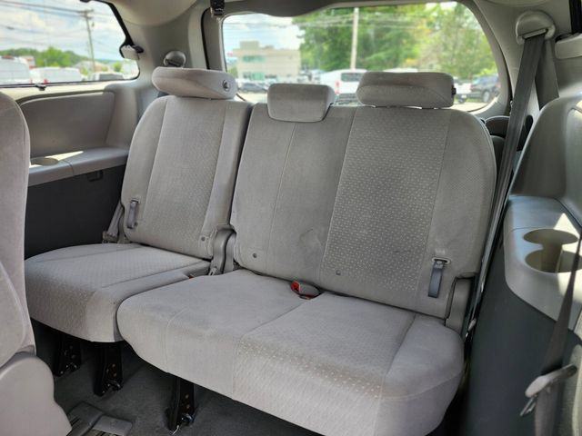 Used 2020 Toyota Sienna LE w/ LE Preferred Package FWD image 17