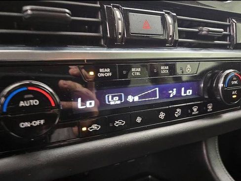 Used 2023 Nissan Pathfinder SL w/ SL Premium Package AWD/4WD image 11