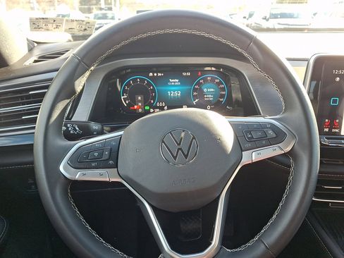 Certified 2025 Volkswagen Atlas Cross Sport SE image 17
