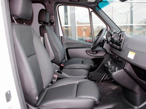 Used 2025 Mercedes-Benz Sprinter 2500 image 20