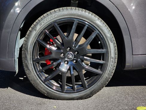 Used 2021 Maserati Levante AWD/4WD image 7