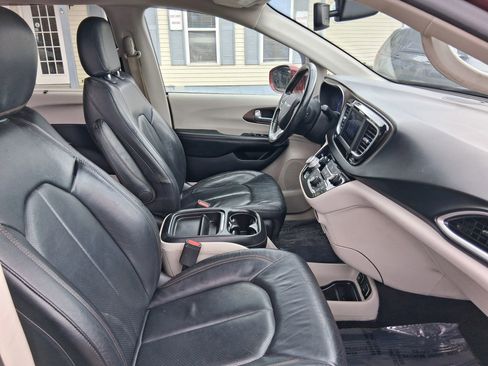 Used 2019 Chrysler Pacifica Touring-L image 24
