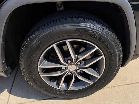 Used 2017 Jeep Grand Cherokee Limited AWD/4WD image 6