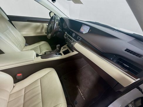 Used 2016 Lexus ES 350 w/ Luxury Package w/Wood Trim FWD image 28