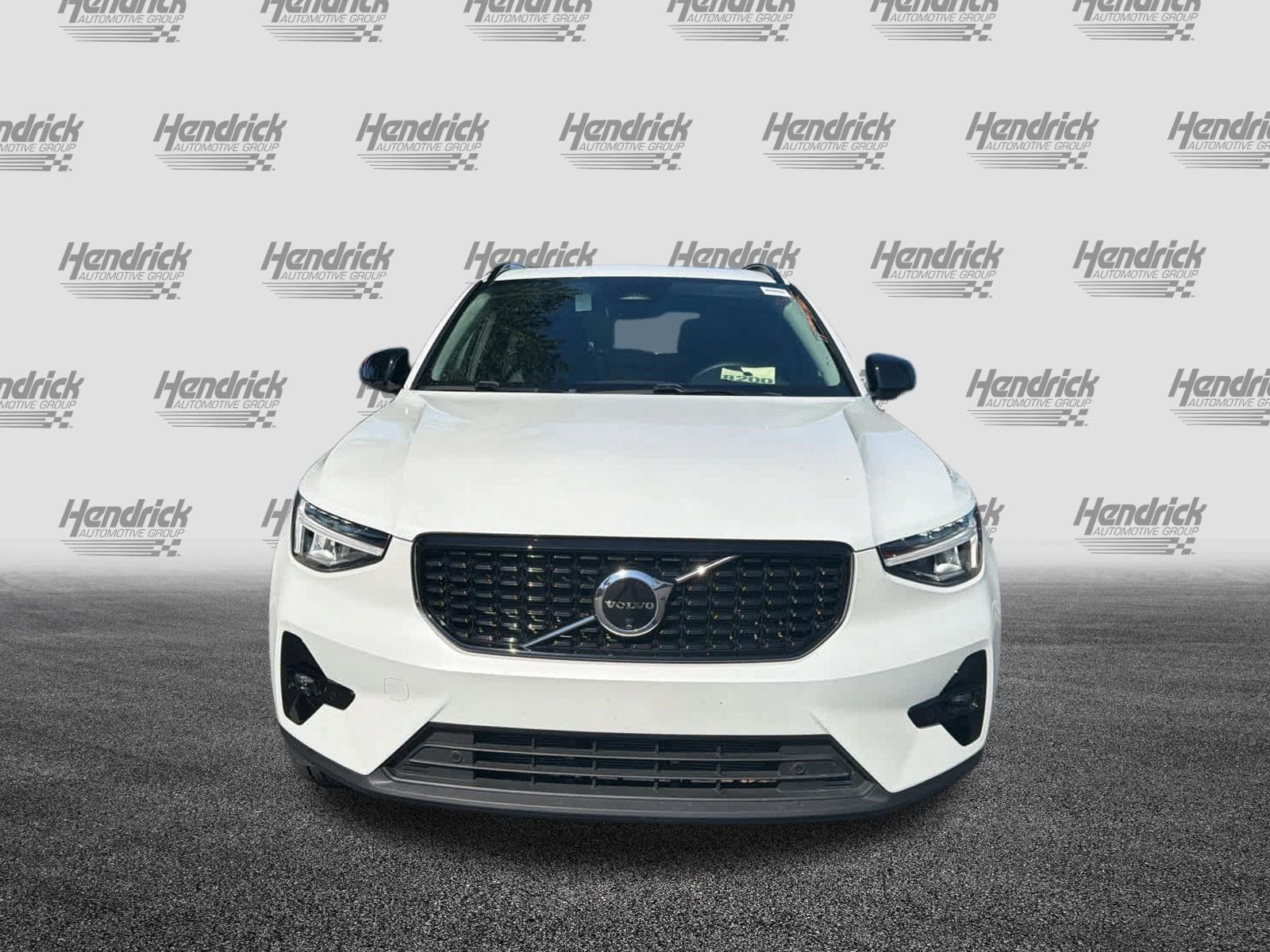 Certified 2025 Volvo XC40 B5 Plus AWD/4WD image 3