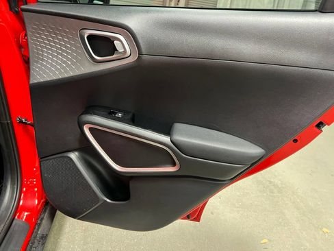 Used 2025 Kia Soul LX w/ LX Technology Package FWD image 12