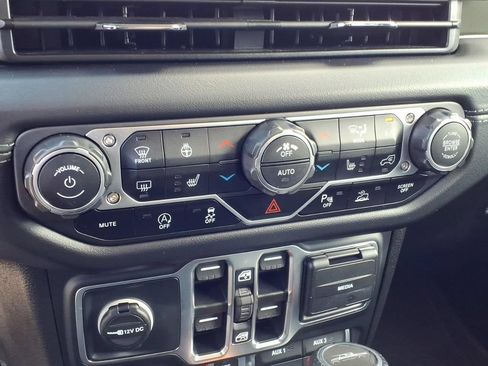 Used 2025 Jeep Gladiator Mojave AWD/4WD image 26