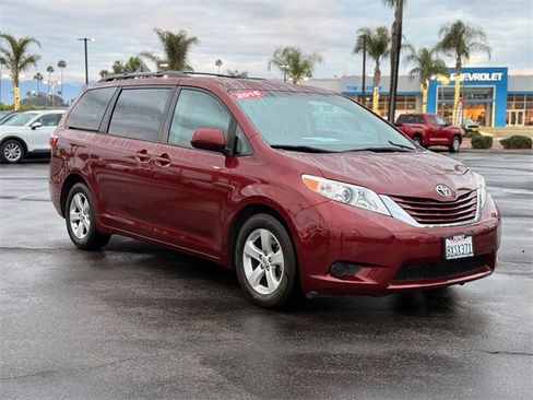 Used 2015 Toyota Sienna LE image 3