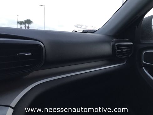 Used 2022 Ford Explorer XLT image 32