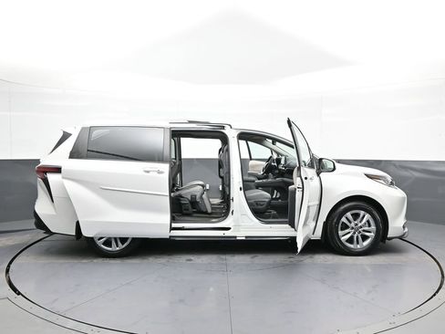Certified 2024 Toyota Sienna Limited image 44