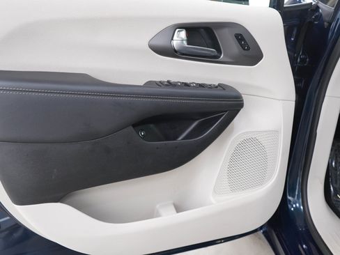 Used 2024 Chrysler Pacifica Limited FWD image 21