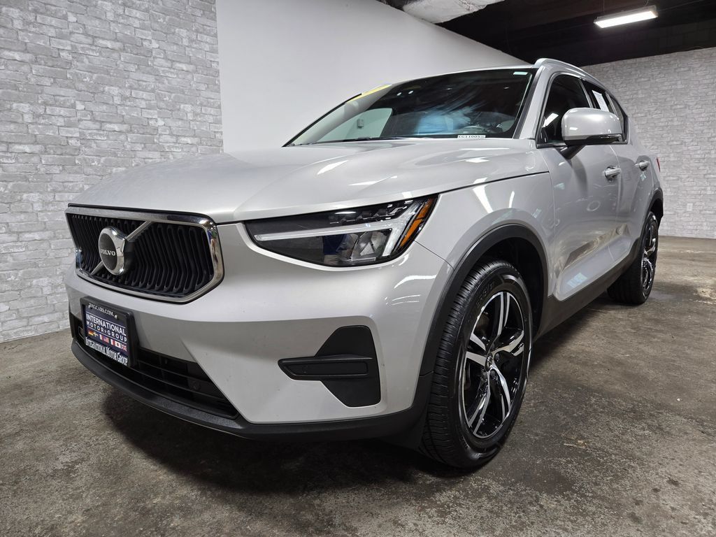 Used 2023 Volvo XC40 B5 Core w/ Climate Package AWD/4WD image 5