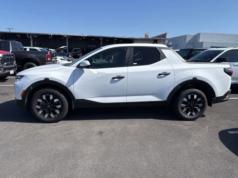 Used 2025 Hyundai Santa Cruz SE FWD image 2