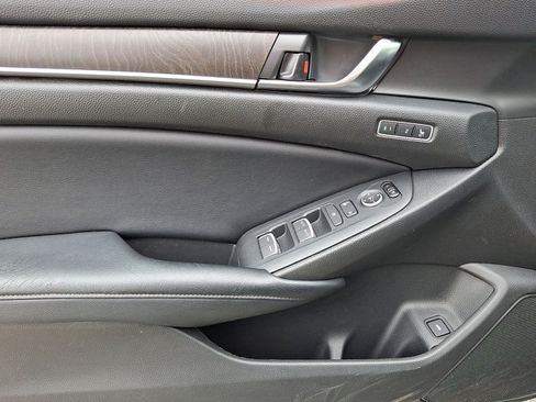 Used 2018 Honda Accord Touring image 11