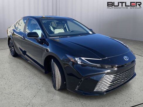 Used 2025 Toyota Camry XLE image 7