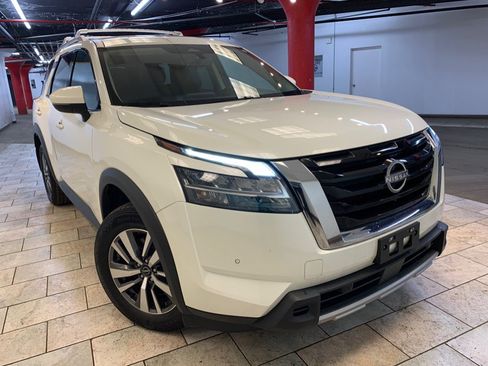 Used 2024 Nissan Pathfinder SL AWD/4WD image 4