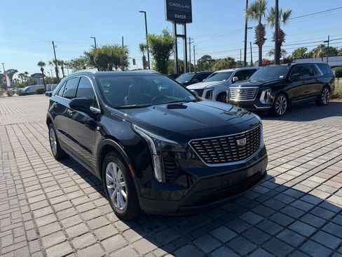 Used 2023 Cadillac XT4 Luxury w/ Cold Weather Package FWD image 5