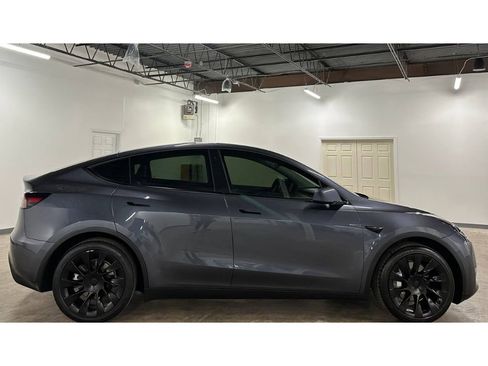 Used 2022 Tesla Model Y Long Range image 9