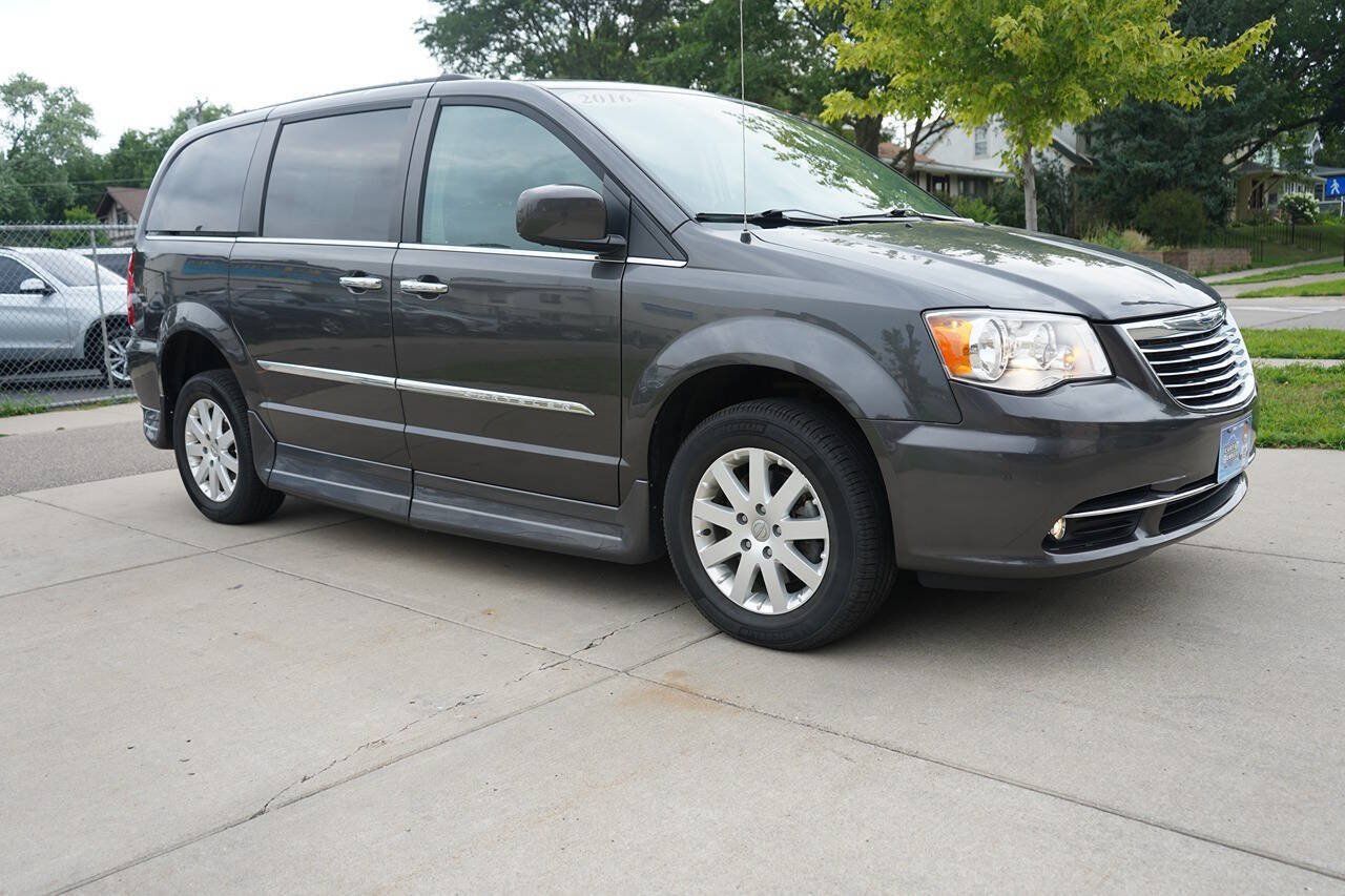 Used 2016 Chrysler Town & Country Touring w/ Driver Convenience Group FWD image 6