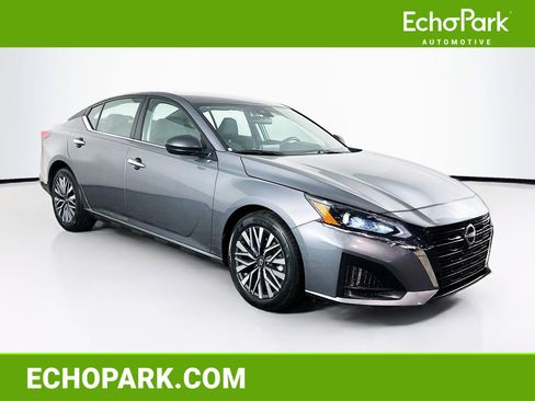 Used 2025 Nissan Altima 2.5 SV image 1
