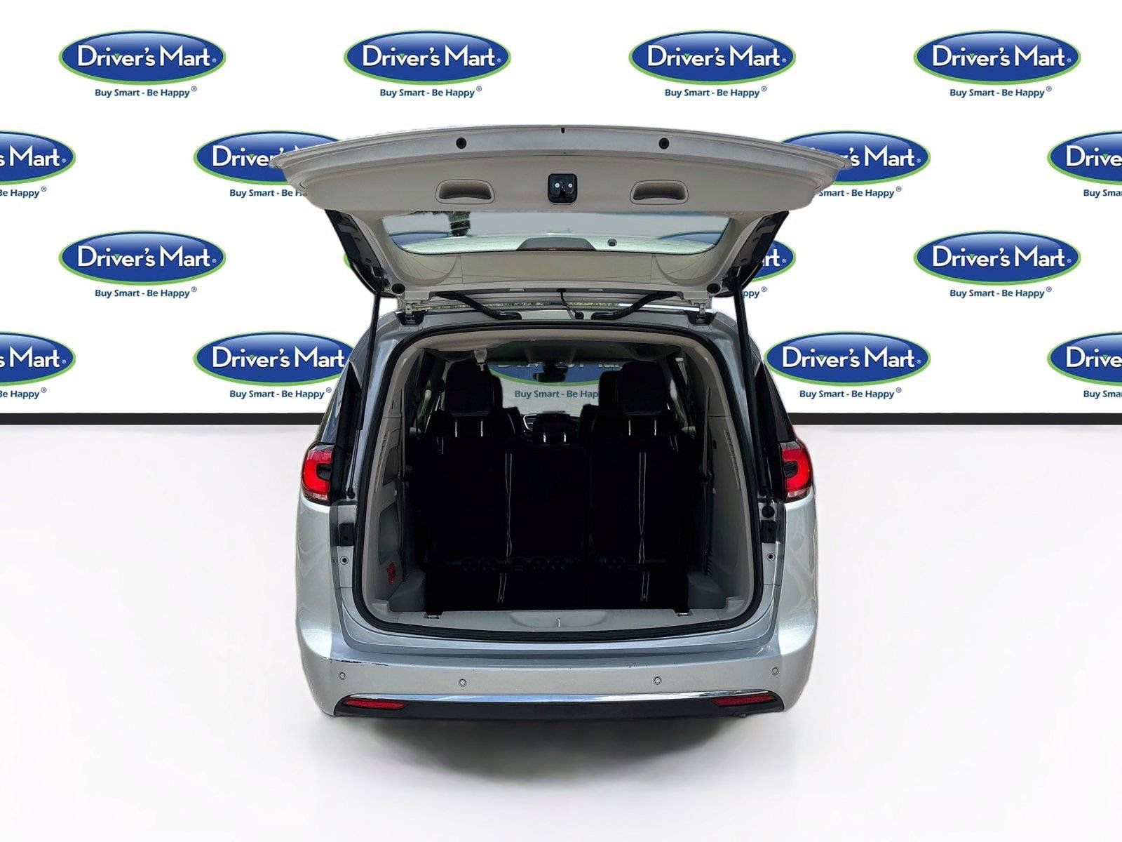 Used 2023 Chrysler Pacifica Touring-L FWD image 25