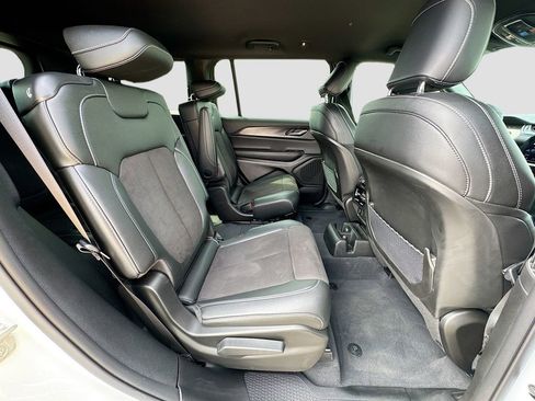 Used 2023 Jeep Grand Cherokee L Laredo image 35