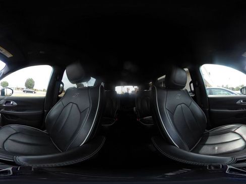 Used 2025 Chrysler Pacifica Limited FWD image 47