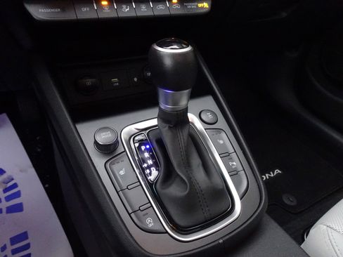 Used 2022 Hyundai Kona Limited image 17