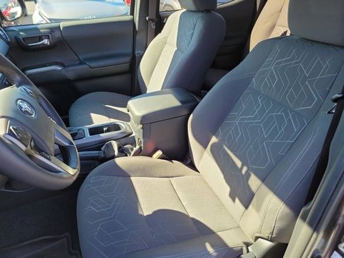 Used 2017 Toyota Tacoma TRD Sport image 18