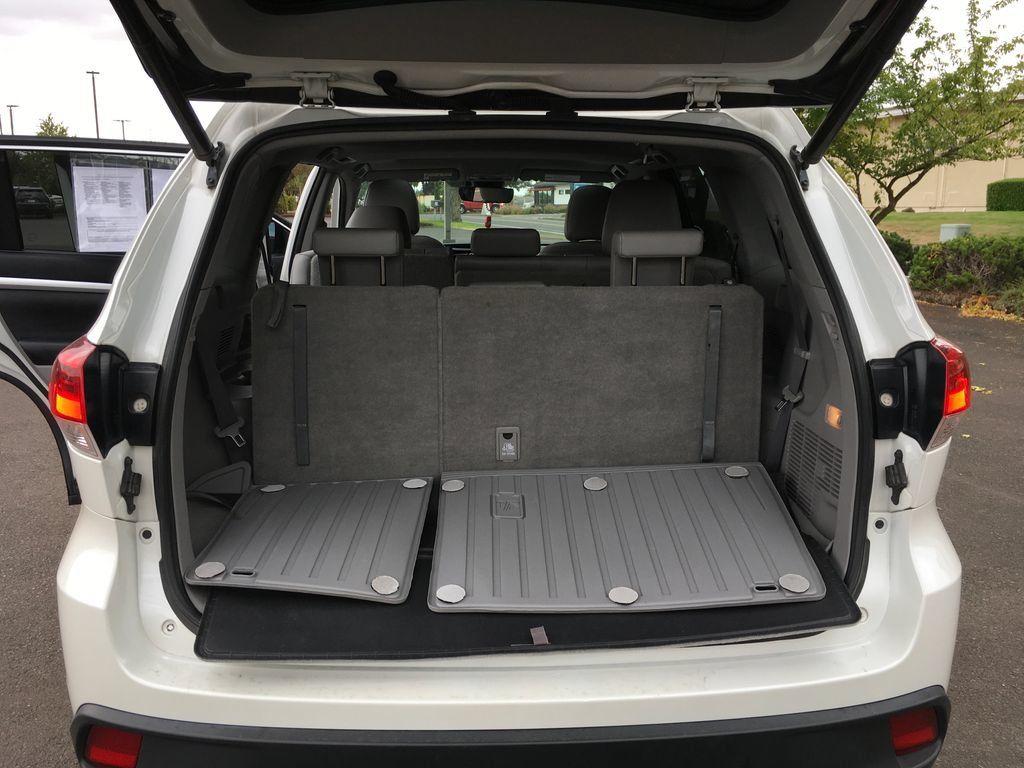 Used 2019 Toyota Highlander XLE AWD/4WD image 30